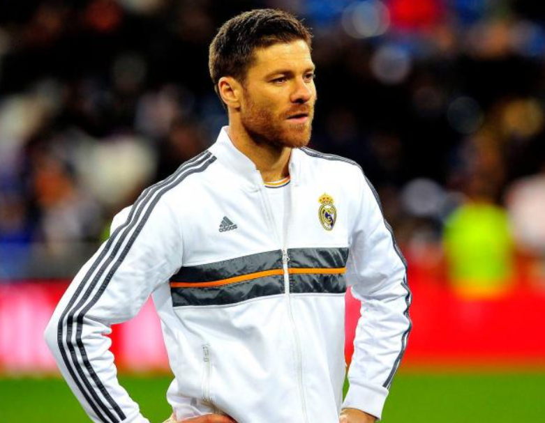 皇马更衣室风云：阿隆索管理困境与教练危机探析